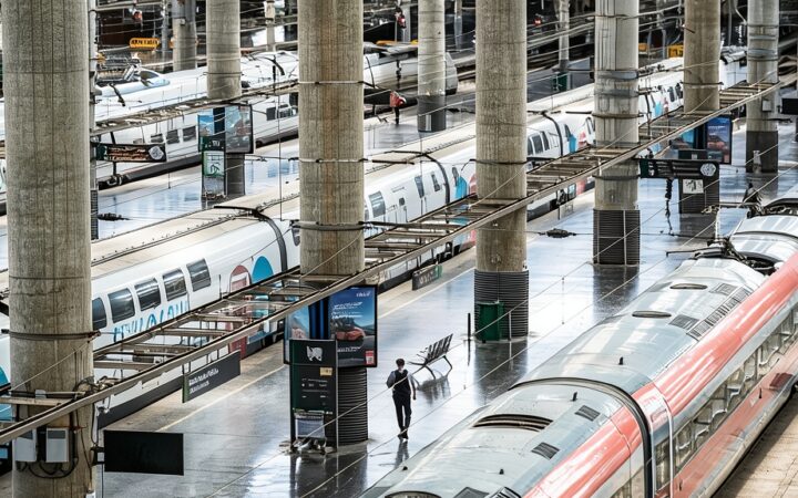 Ilustración editorial de un edificio institucional y vías de tren de alta velocidad