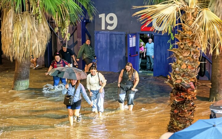 Vista nocturna de una calle inundada en Valencia durante el temporal de lluvias torrenciales.