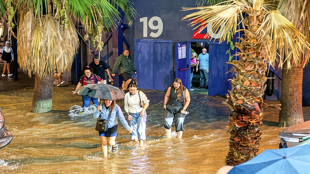 Vista nocturna de una calle inundada en Valencia durante el temporal de lluvias torrenciales.