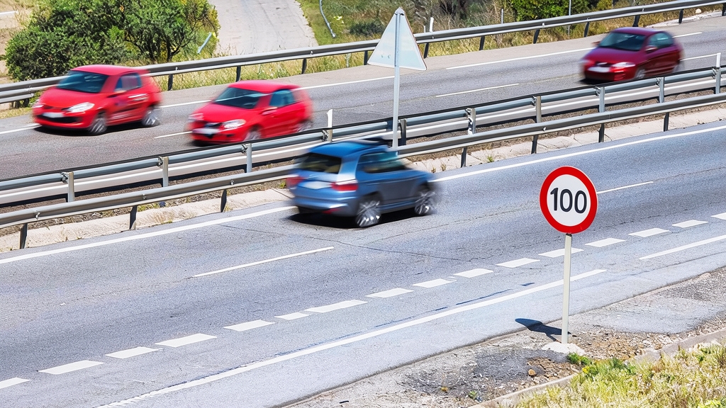 Señalización de tráfico y límites de velocidad en carretera española