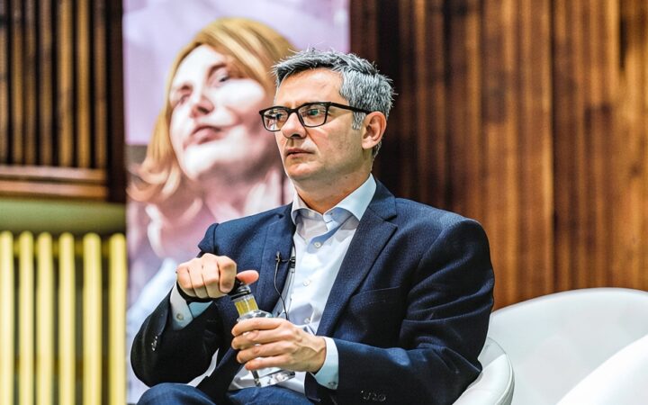 Balanza de la justicia y documentos legales sobre un despacho oficial