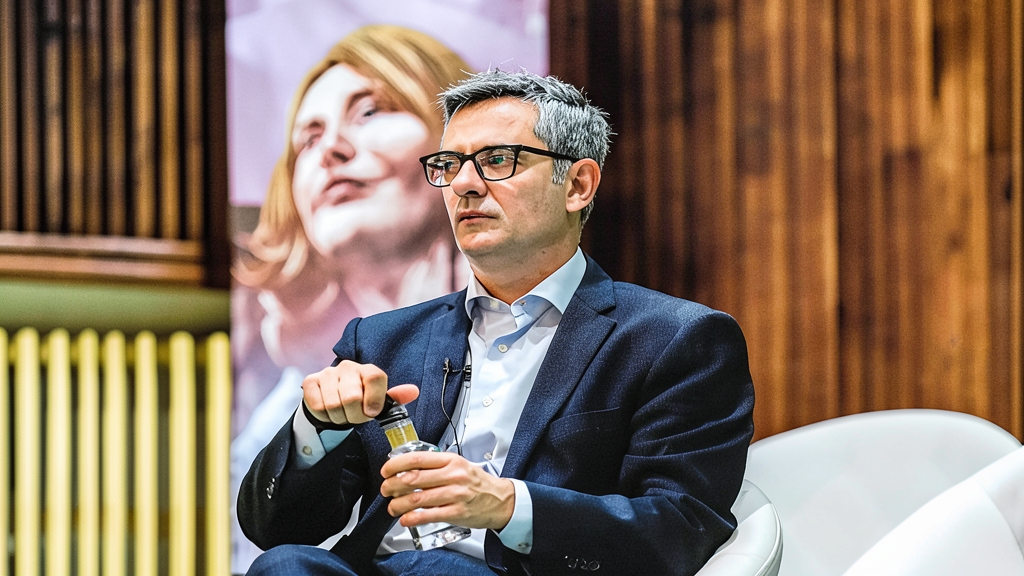 Balanza de la justicia y documentos legales sobre un despacho oficial